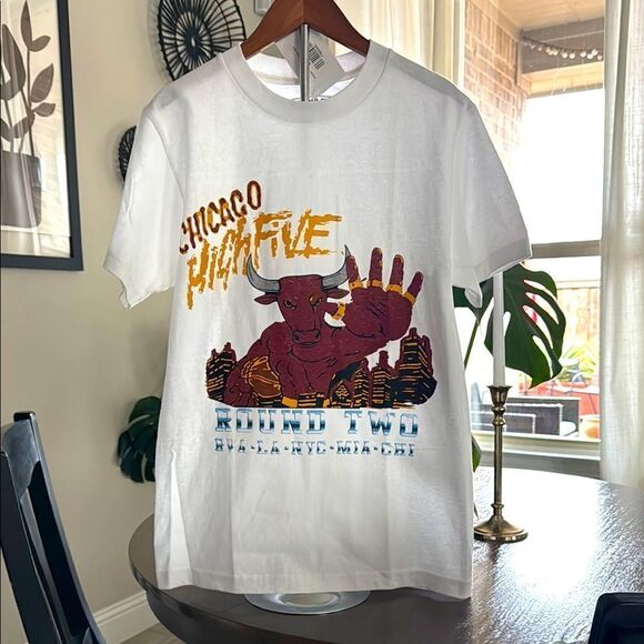 NWT Round Two Chicago Bulls Graphic T-Shirt Short Sleeves S NYC - Picture 1 of 7